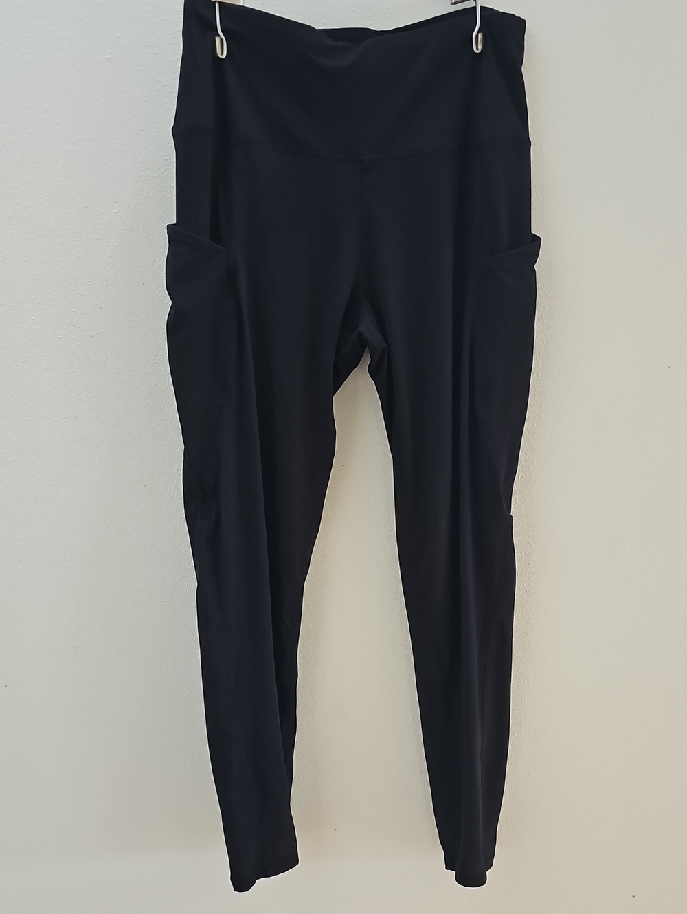 High-Waist Black Performance Leggings with Side Pockets